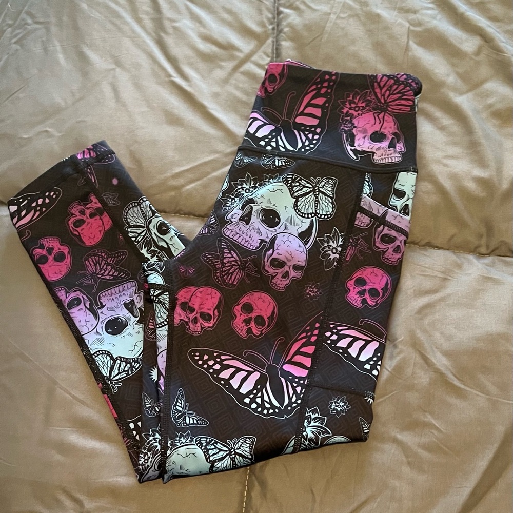 CVG Pretty Deadly Vibrant Capri leggings. XS New & Excellent condition!